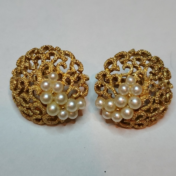 Trifari Jewelry - Vintage Trifari Clip-on Earrings Gold Scroll